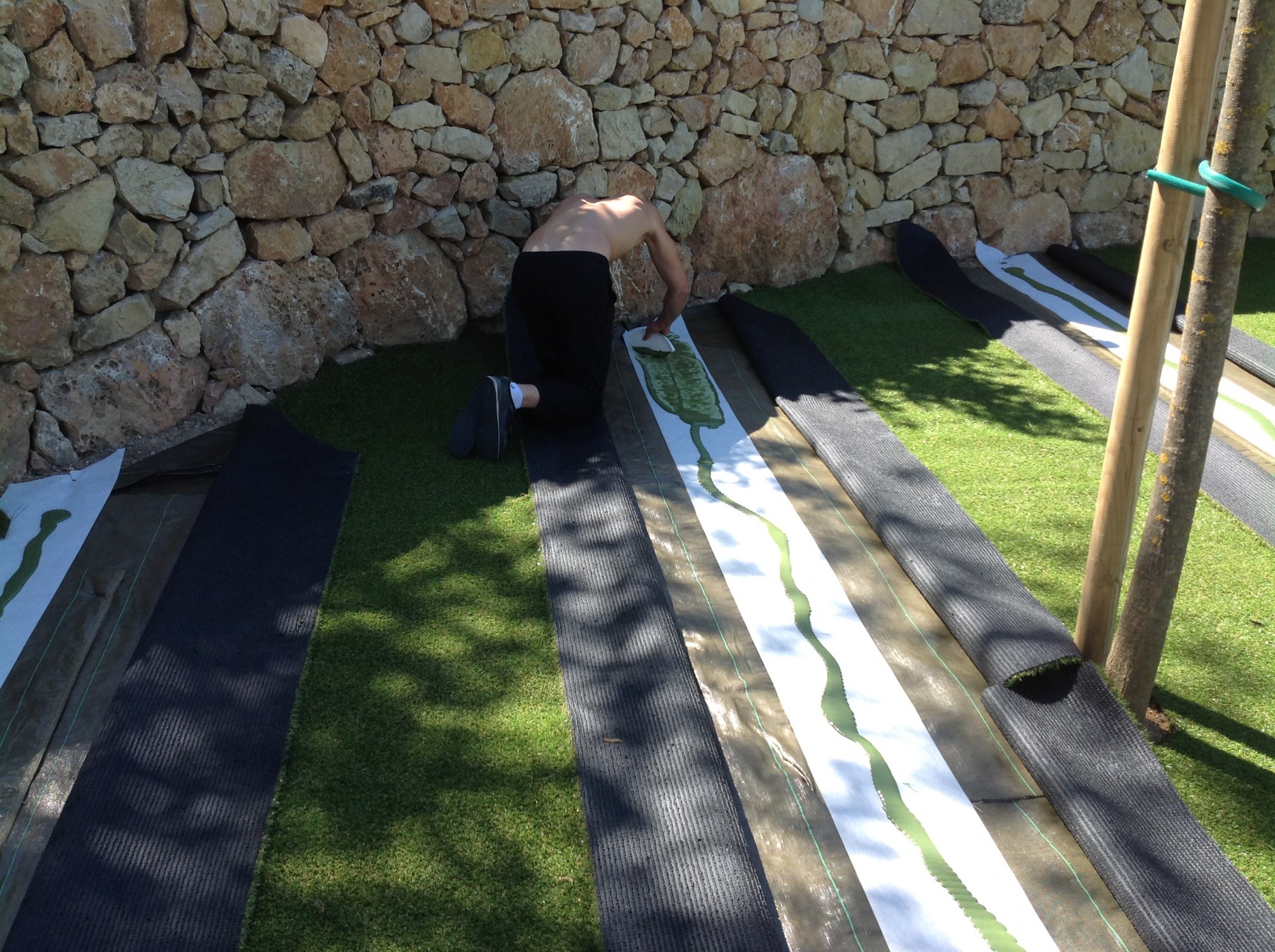 Collage d'un gazon synthétique pour jardin à Toulon